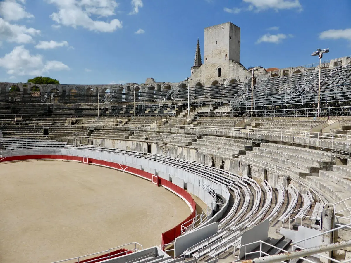 Gradins de l'amphithéâtre romain de Nîmes