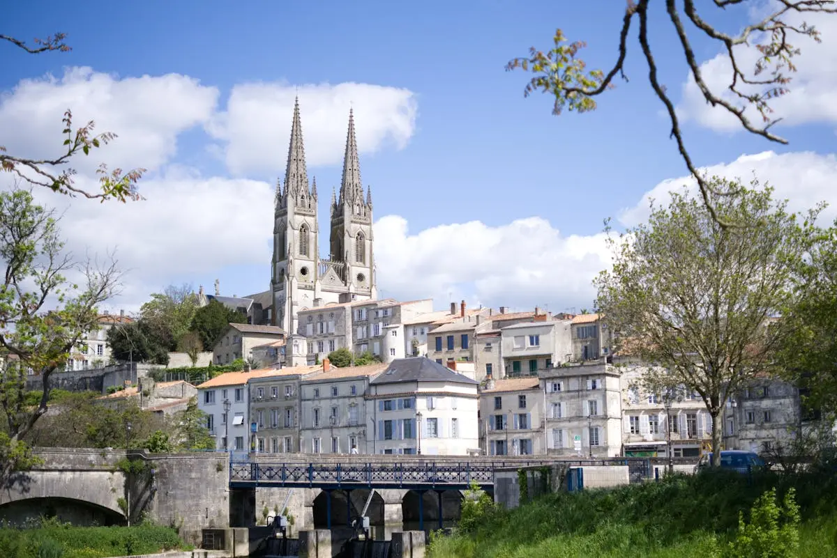 Les flèches gothiques de l'église Notre-Dame de Niort