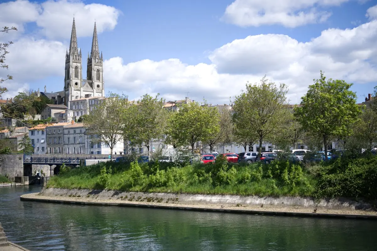 Église Notre-Dame de Niort avec la rivière Sèvre Niortaise