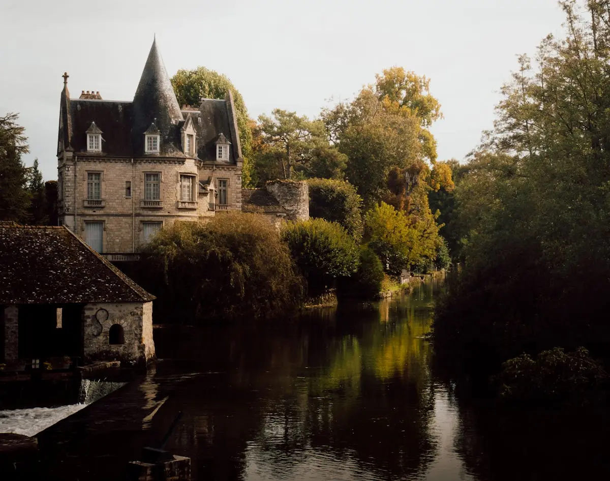 Château pittoresque au bord d'une rivière en Seine-et-Marne, Île-de-France
