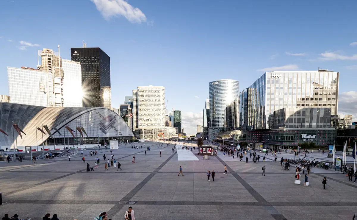 Gratte-ciels modernes du quartier La Défense en Île-de-France