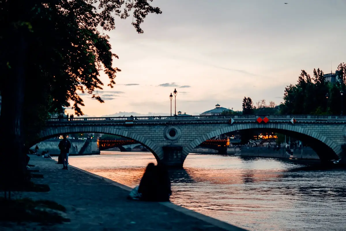 Vue sereine du Pont de la Concorde et de la Seine le soir à Paris