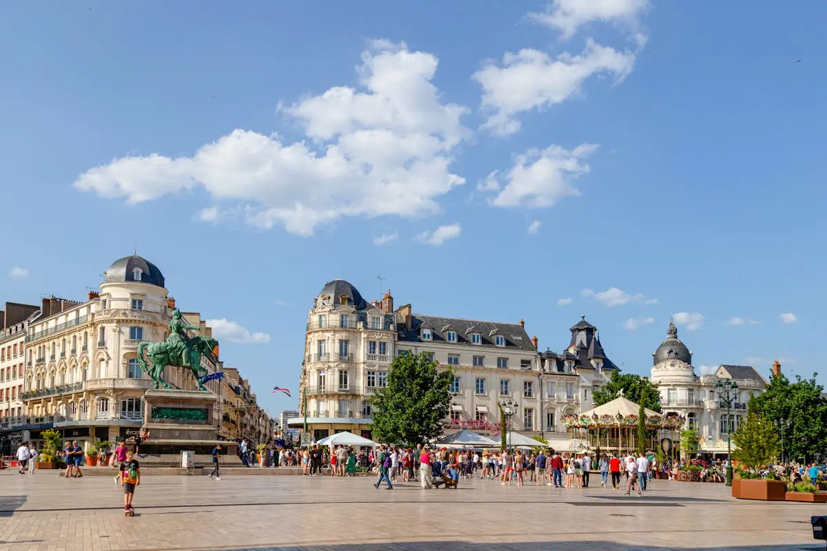 Bâtiments historiques d'Orléans avec foule animée