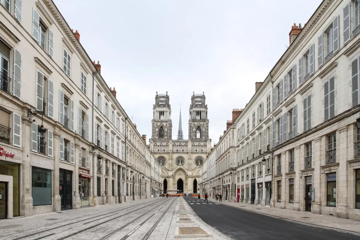 Cathédrale d'Orléans entourée d'architecture classique française