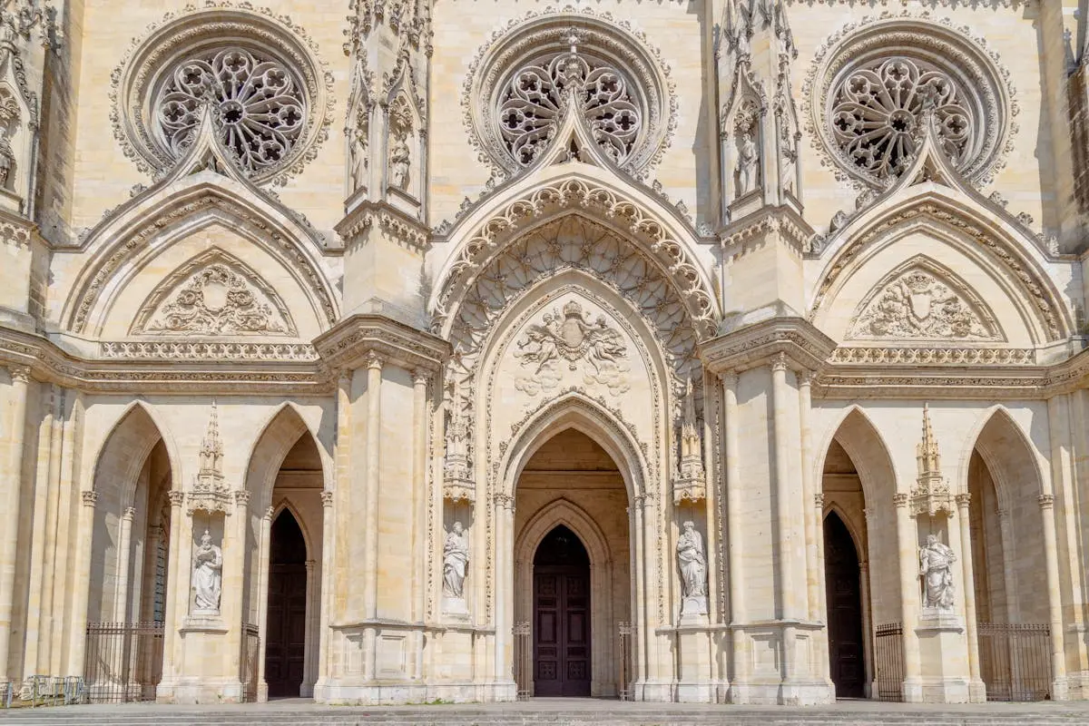 Façade gothique de la cathédrale d'Orléans