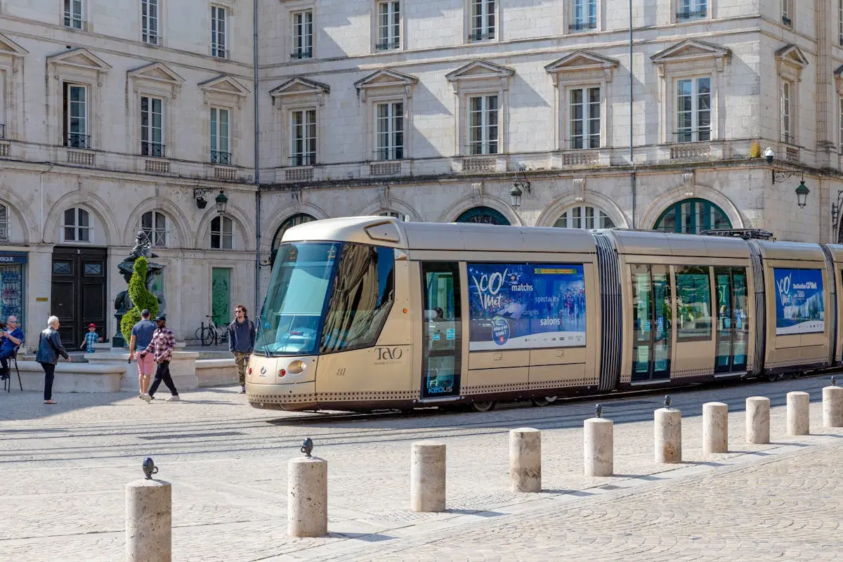 Tramway moderne sur une place historique d'Orléans