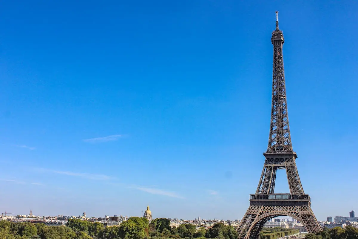 Tour Eiffel sous un ciel bleu - Paris