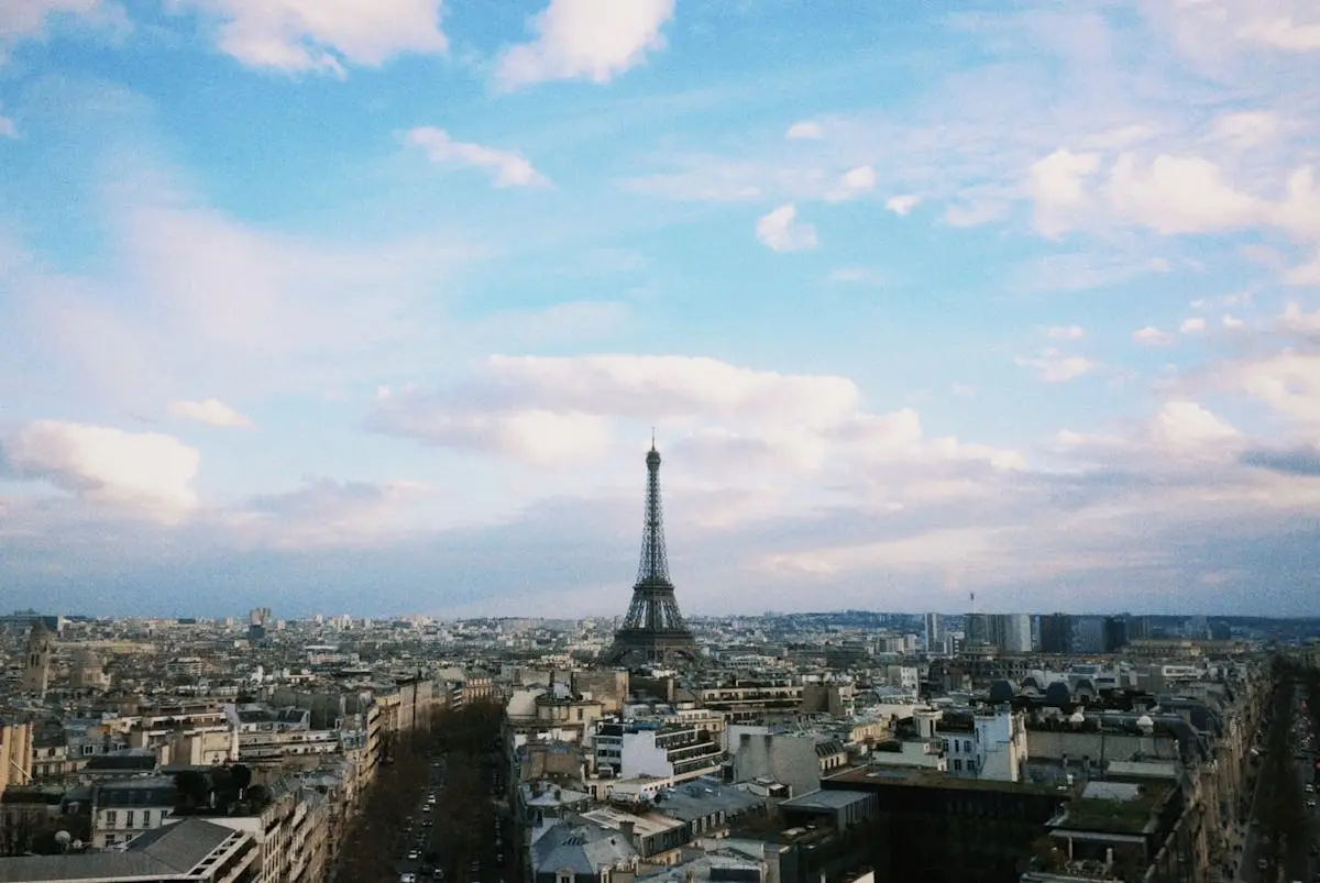 Vue aérienne de Paris avec la Tour Eiffel et la Seine