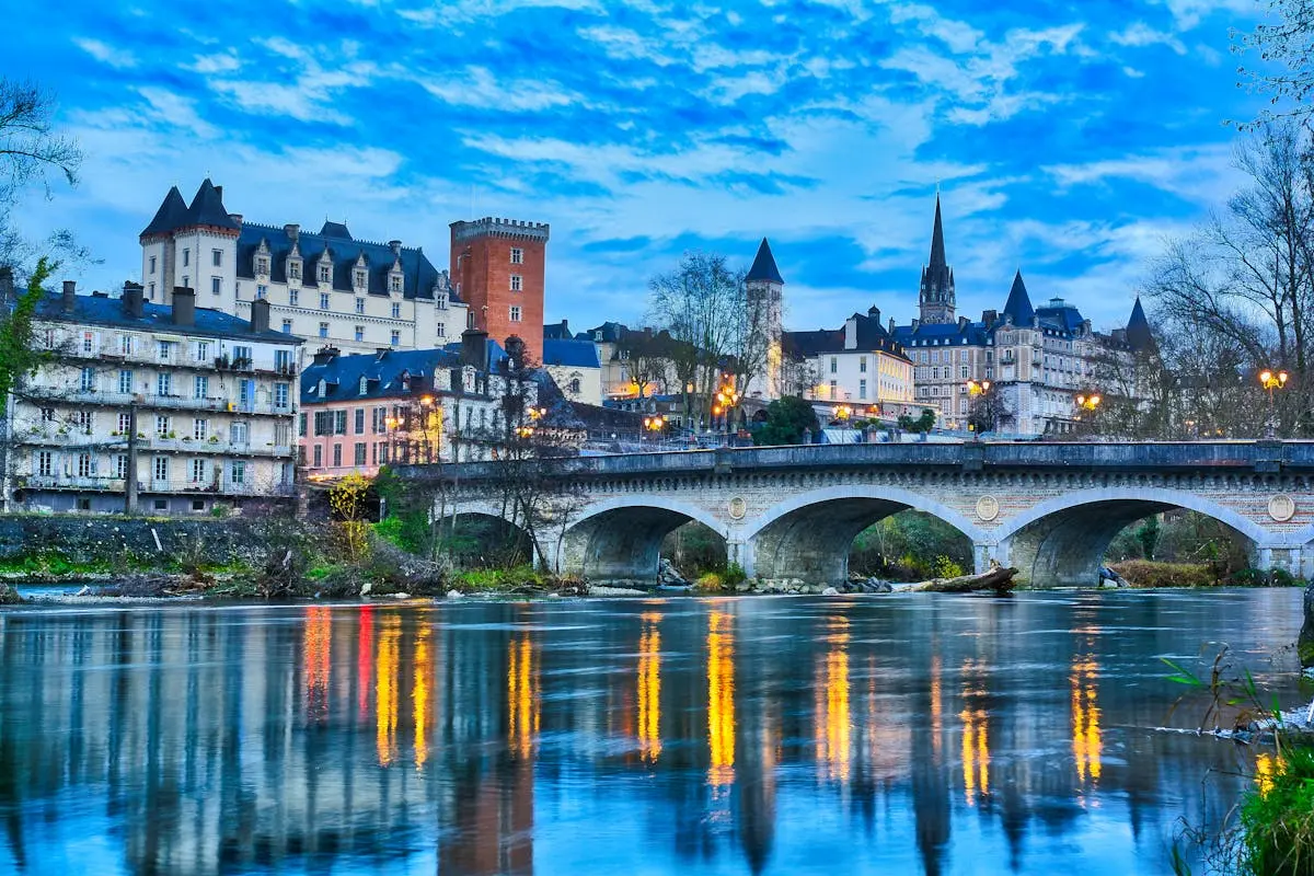 Château de Pau illuminé au crépuscule - résidence d'Henri IV