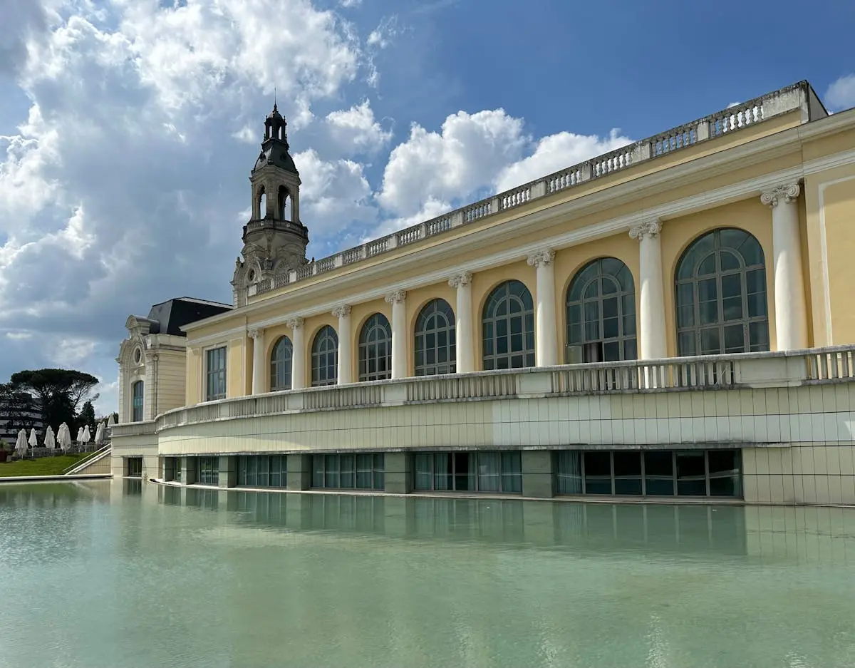 Château historique de Pau avec reflet dans l'eau - Béarn