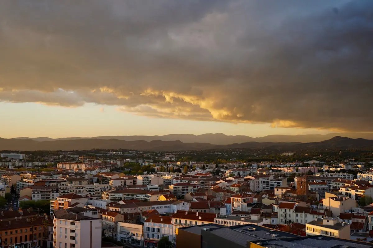 Paysage de Perpignan au coucher du soleil avec les Pyrénées