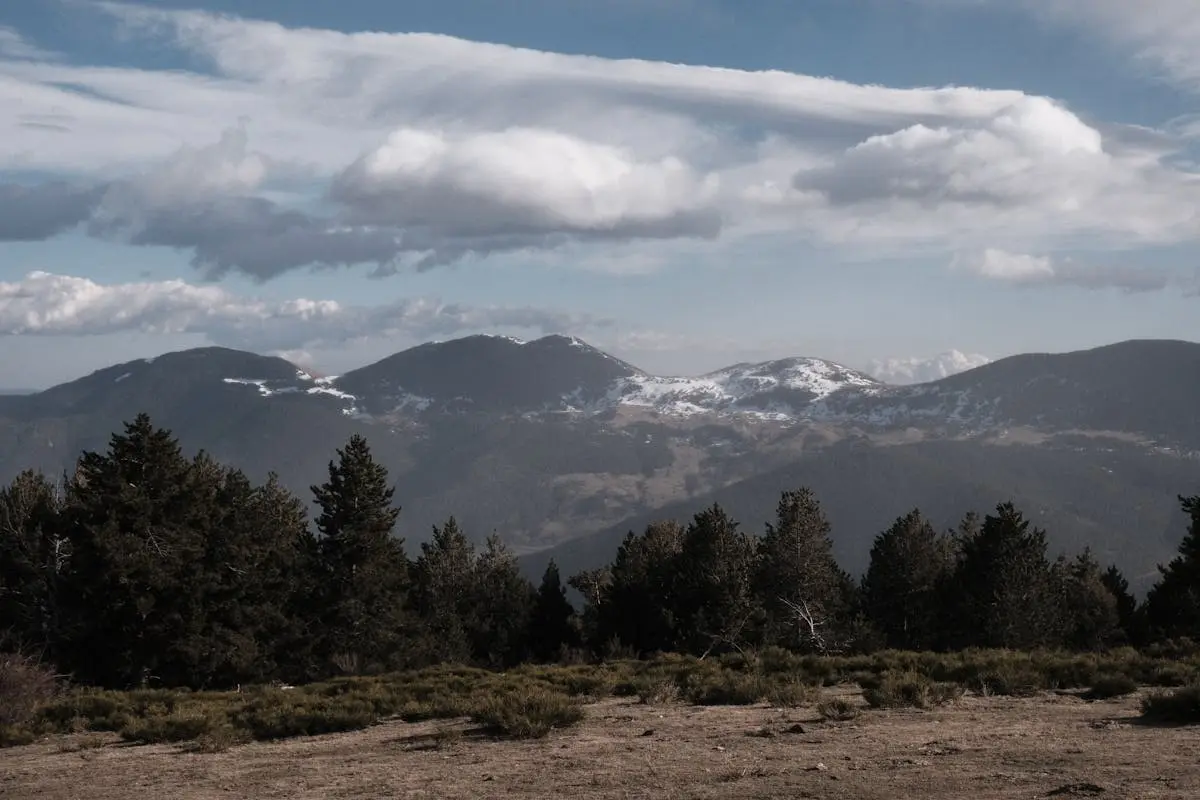 Vue sur les Pyrénées enneigées près de Perpignan