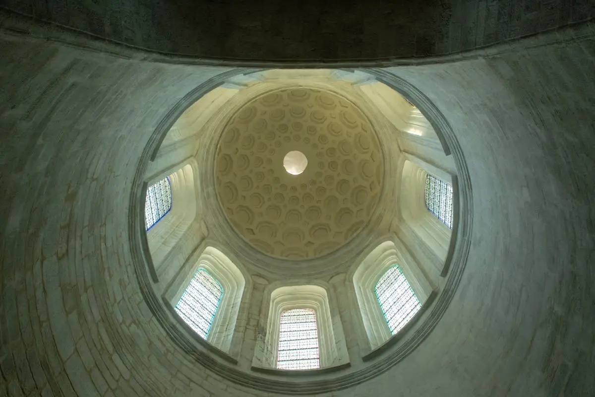 Dôme et vitraux de la cathédrale Saint-Pierre de Poitiers