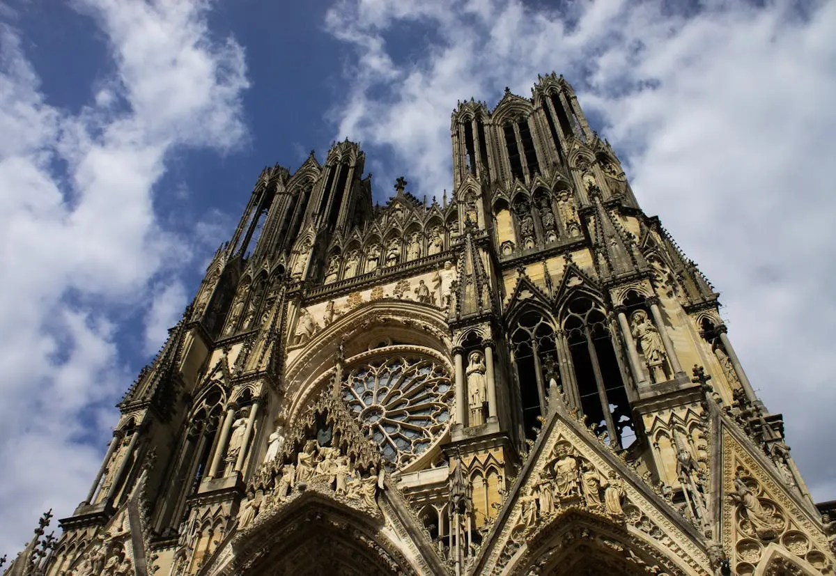 Cathédrale Notre-Dame de Reims sous un ciel bleu