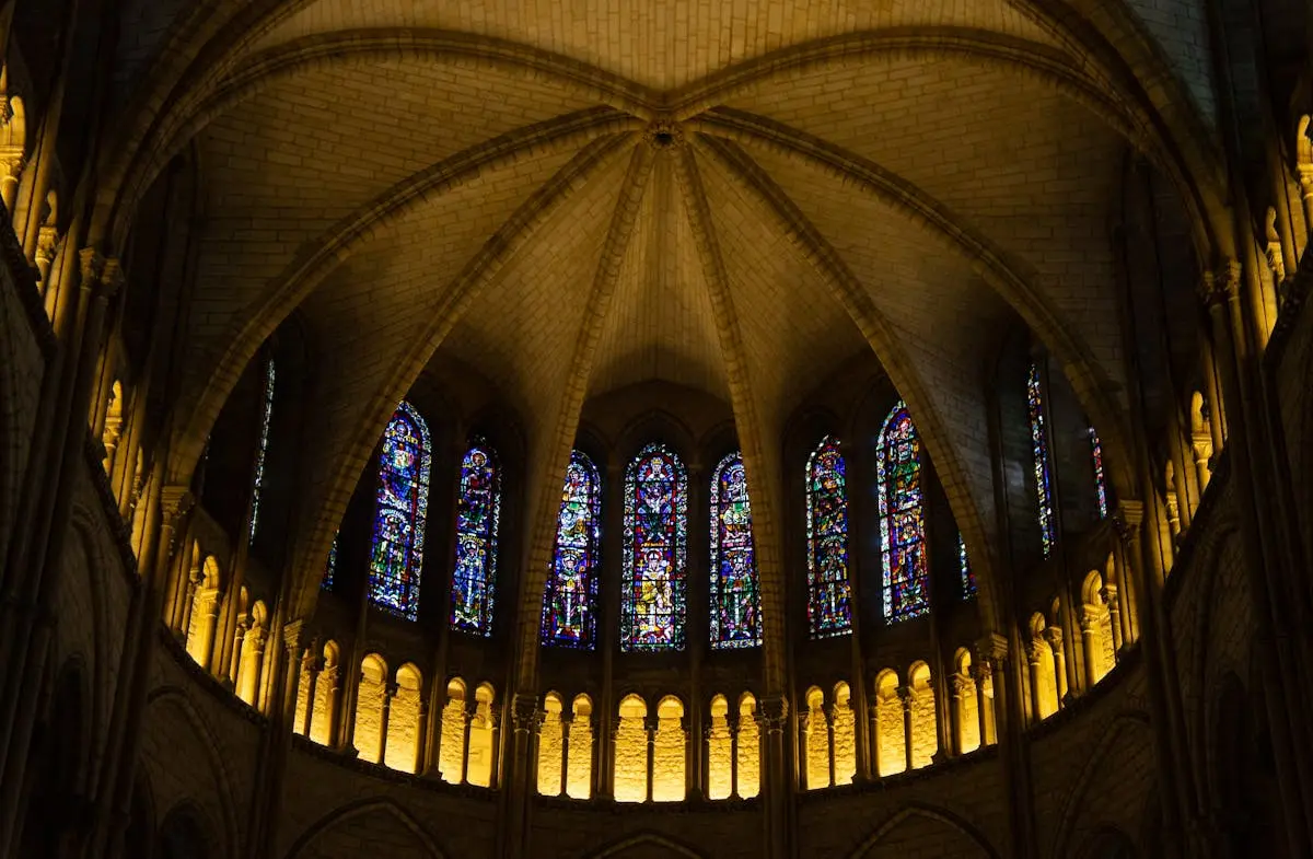 Vitraux et architecture gothique de la cathédrale de Reims