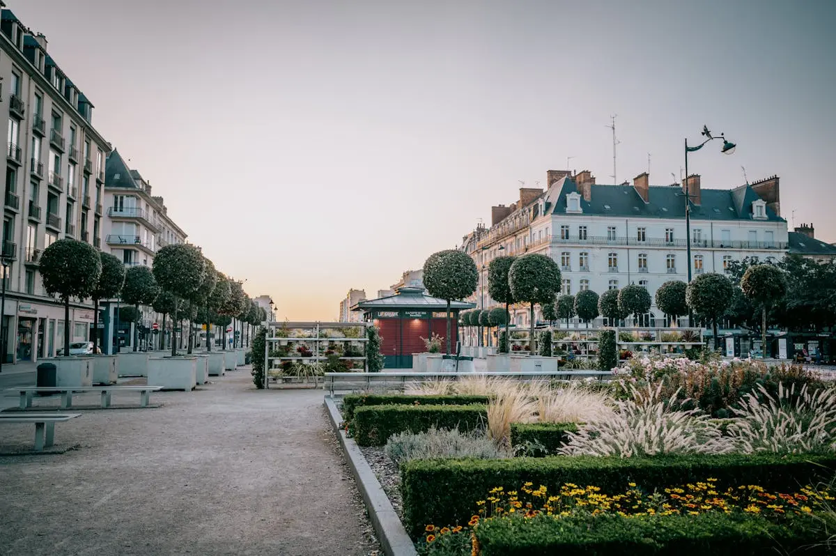 Place de Rennes avec architecture historique et verdure