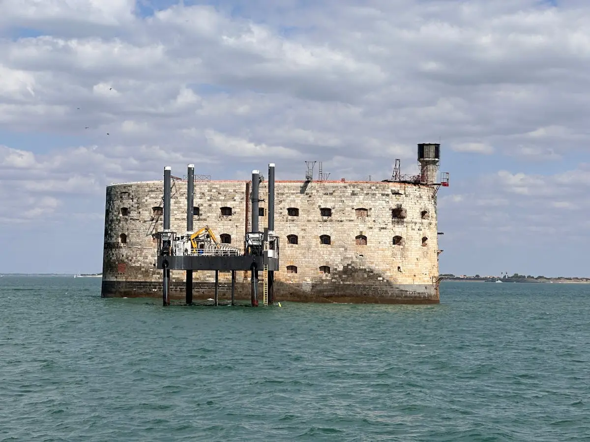 Fort Boyard, forteresse historique dans l'Atlantique sous un ciel nuageux