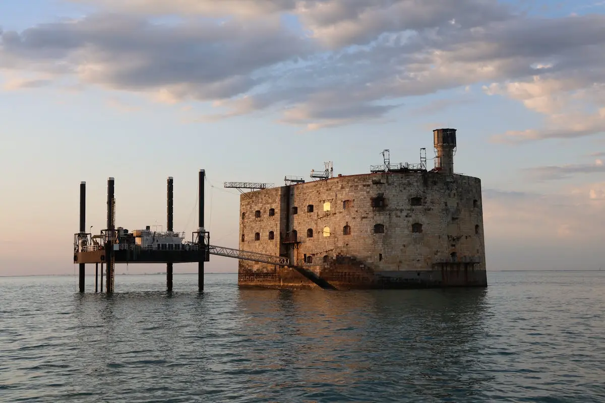 Fort Boyard illuminé par les couleurs du coucher de soleil en Charente-Maritime