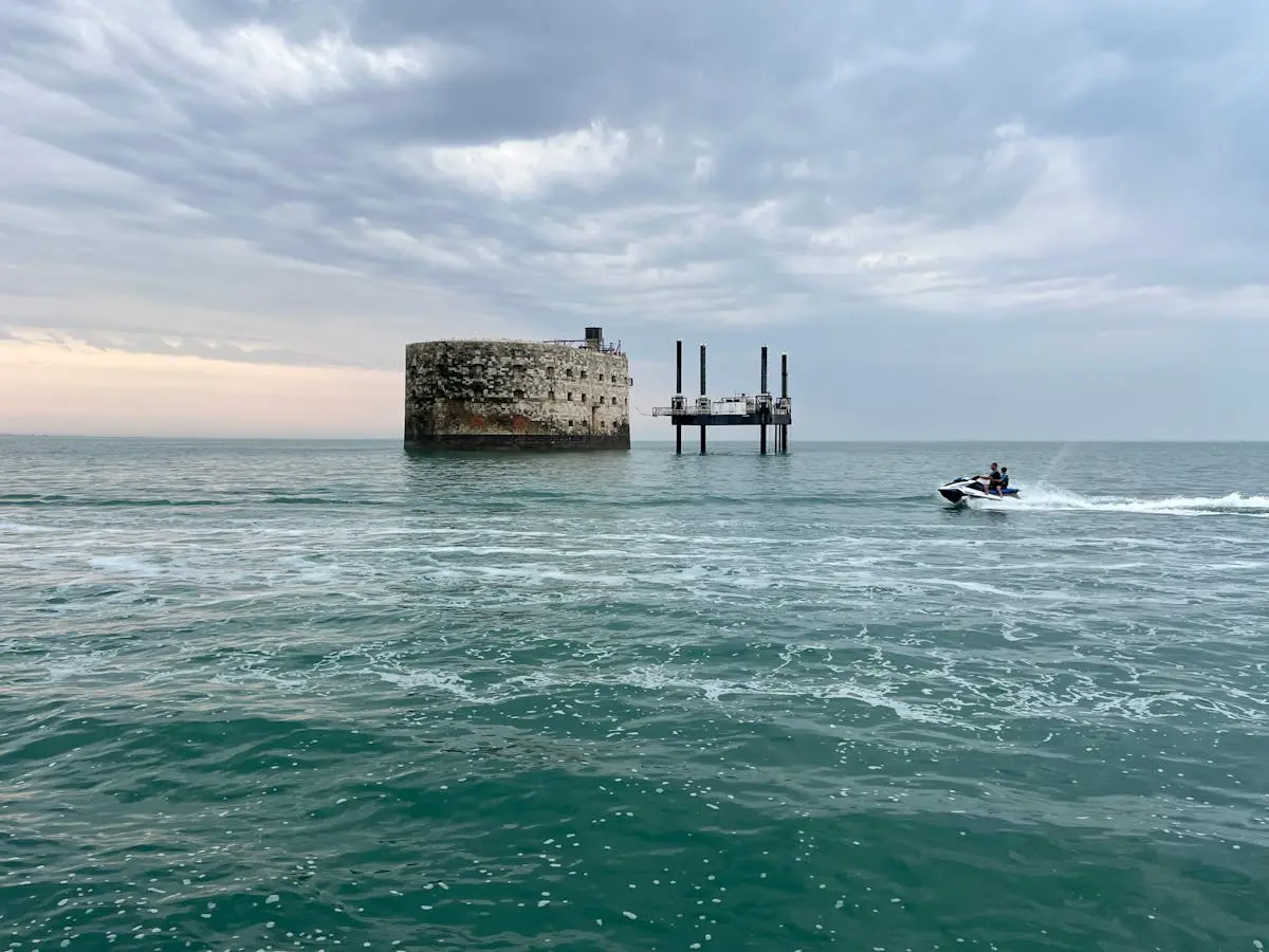 Jet ski passant devant le Fort Boyard à Fouras, Charente-Maritime