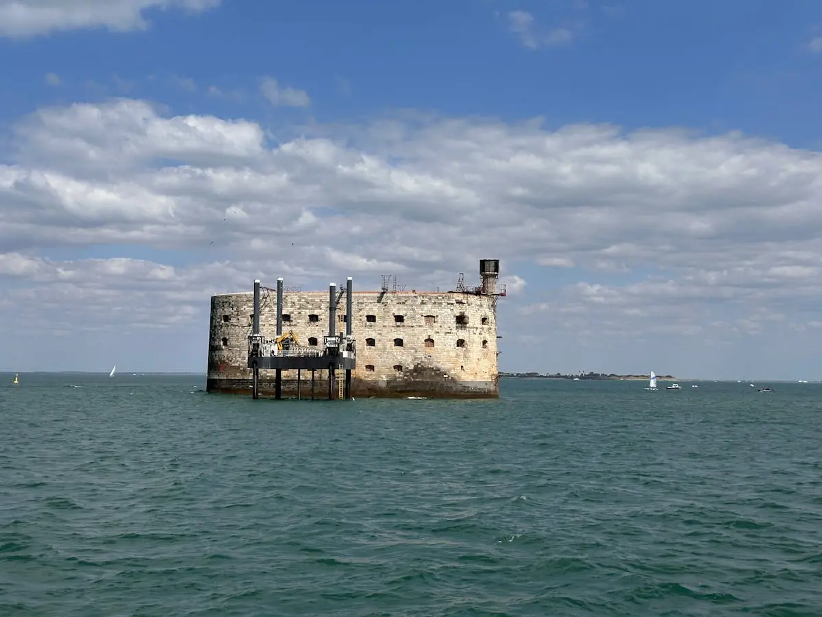 Vue du Fort Boyard historique entouré de la mer en Charente-Maritime