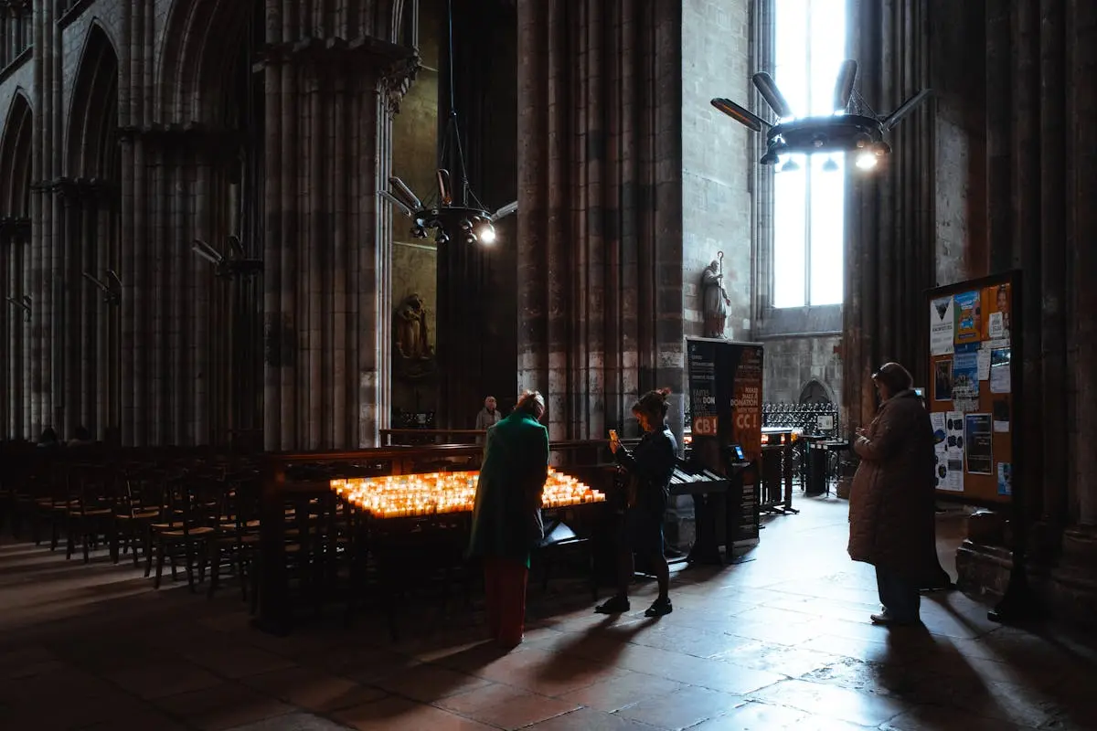 Bougies allumées dans la cathédrale de Rouen