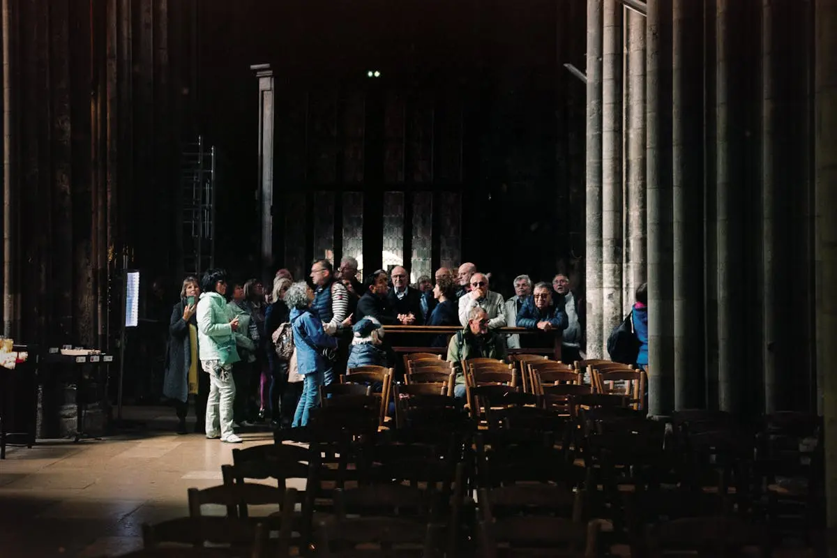 Visiteurs dans la cathédrale historique de Rouen en Normandie