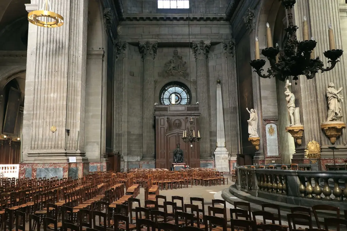 Intérieur baroque d'église en région parisienne - Saint-Denis