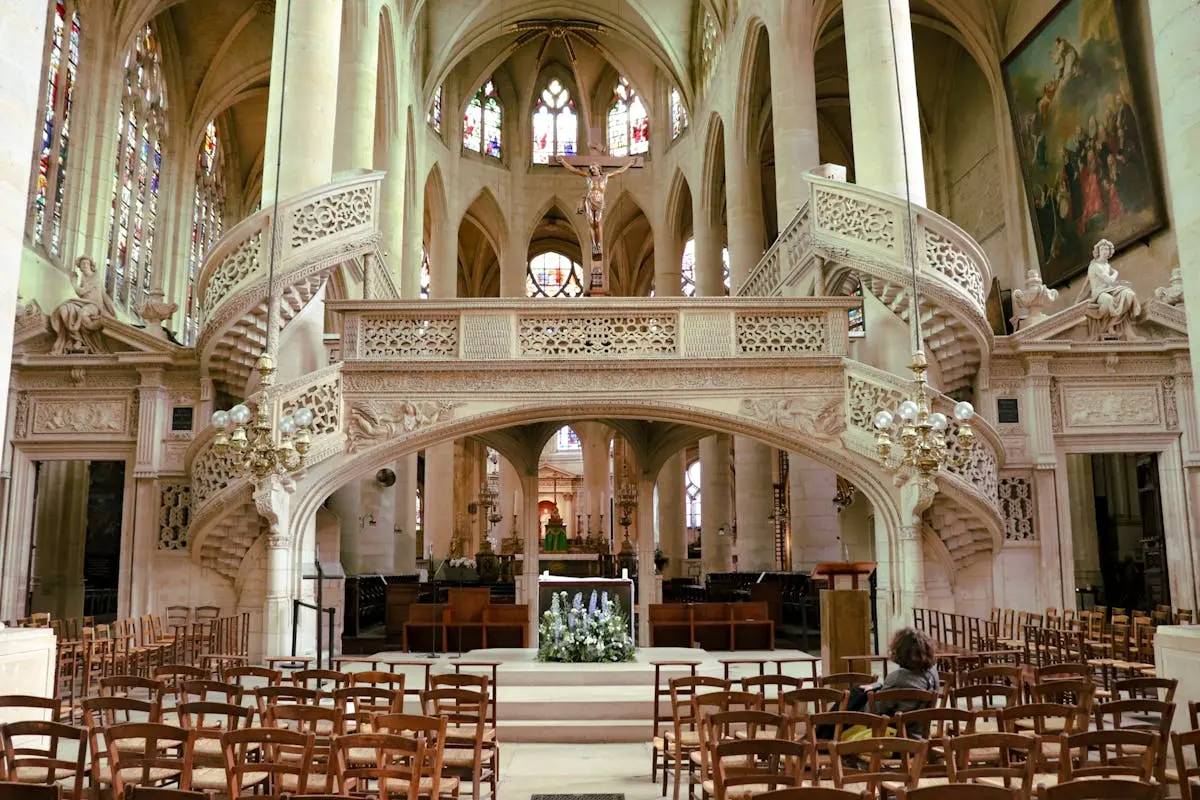 Intérieur d'église gothique - région de Saint-Denis