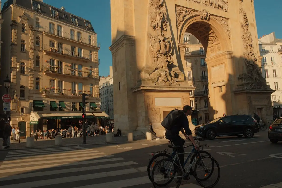 Porte Saint-Denis à Paris au coucher du soleil