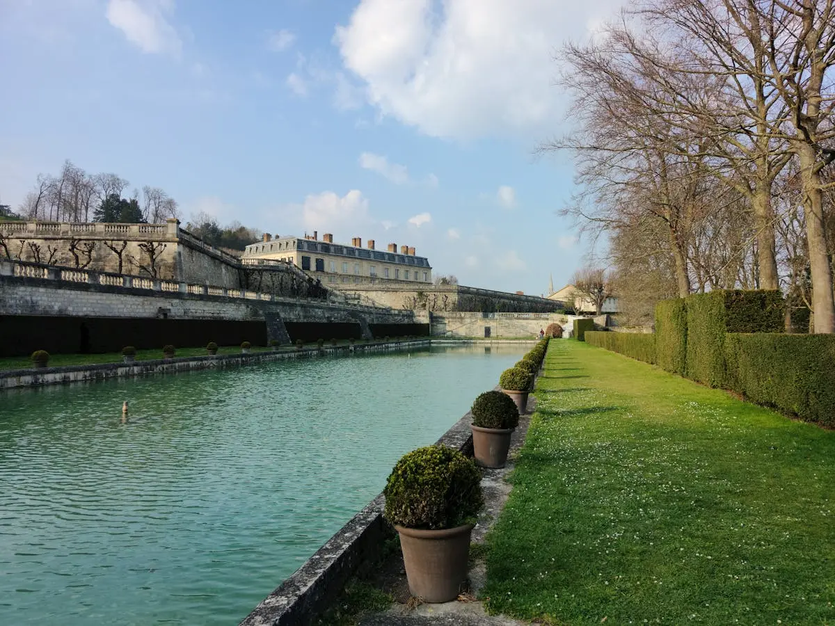 Canal et architecture historique en banlieue est - Saint-Maur