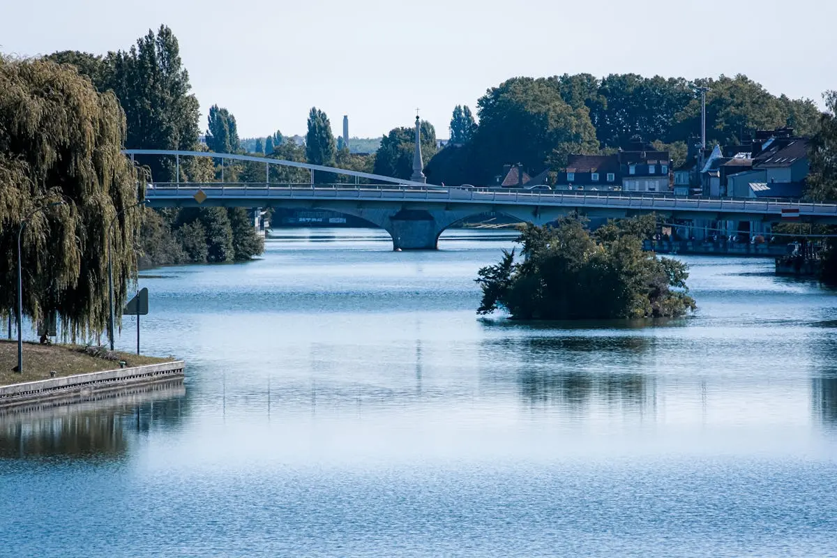 Vue paisible de la Marne avec pont et paysage urbain - Saint-Maur