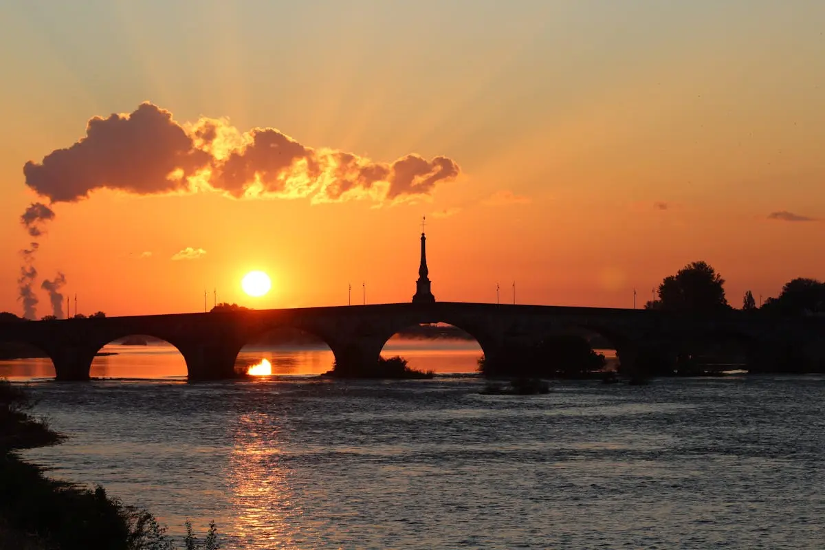 Silhouette d'un pont à haubans au lever du soleil sur la Loire