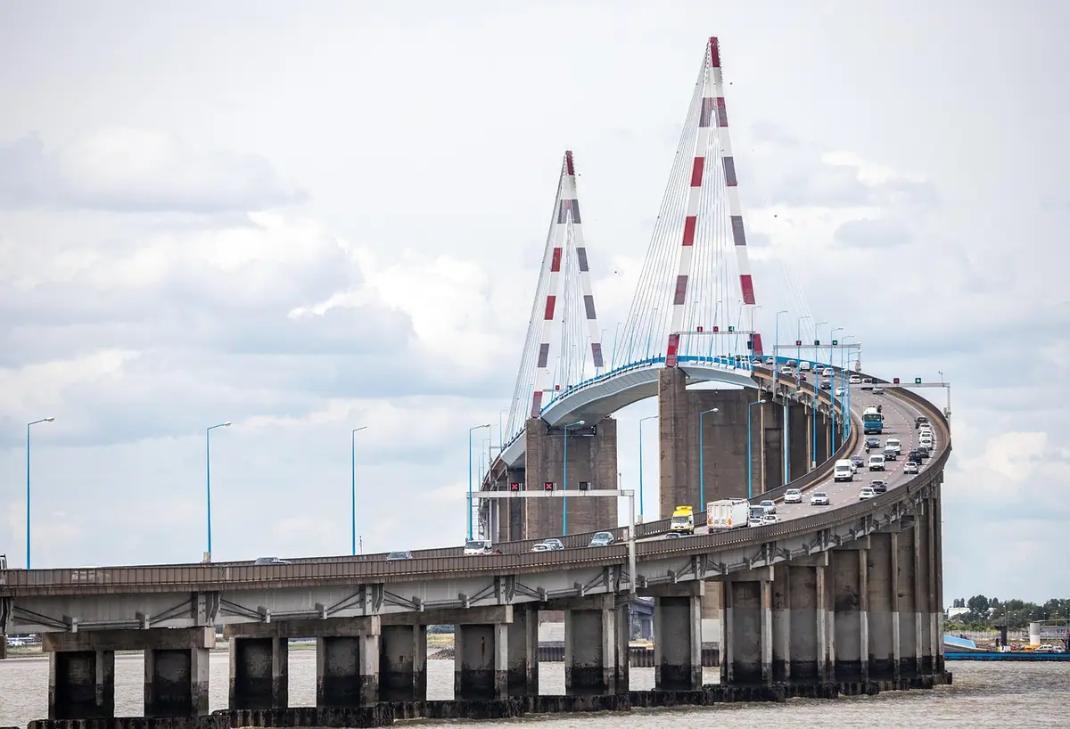 Pont de Saint-Nazaire et le port sur la Loire Atlantique, Bretagne