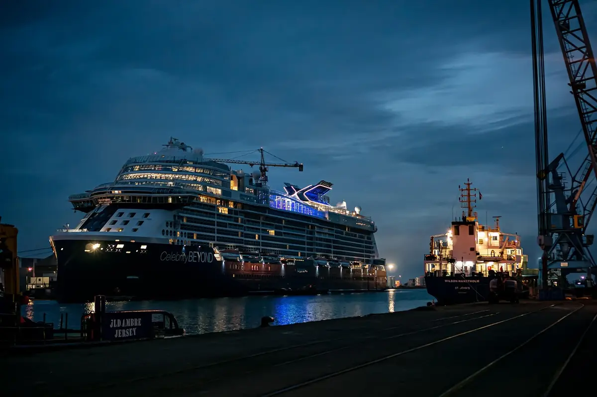 Port de Saint-Nazaire la nuit avec un paquebot de luxe à quai