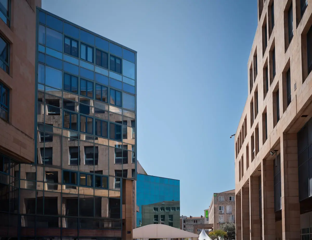 Bâtiments modernes avec reflets à Toulon