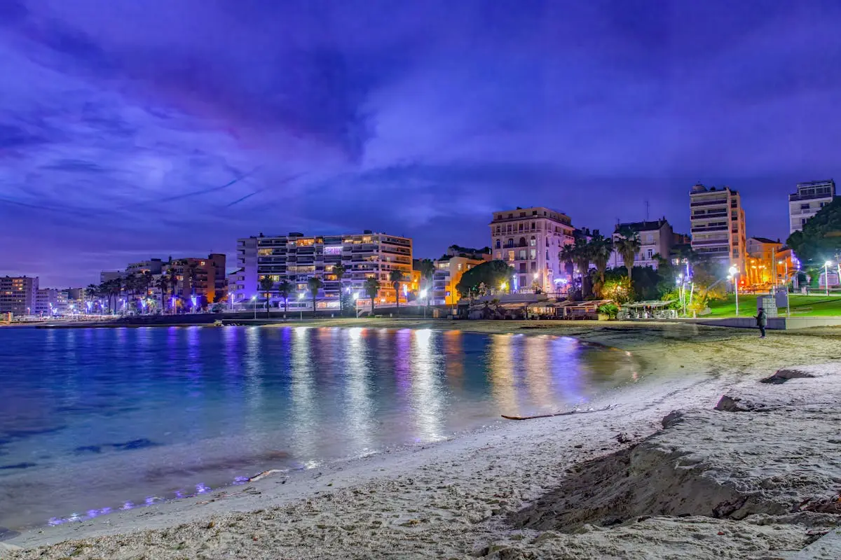 Front de mer de Toulon illuminé la nuit