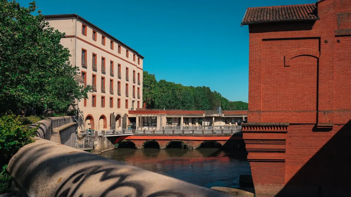 Bâtiments en briques roses le long de la Garonne à Toulouse