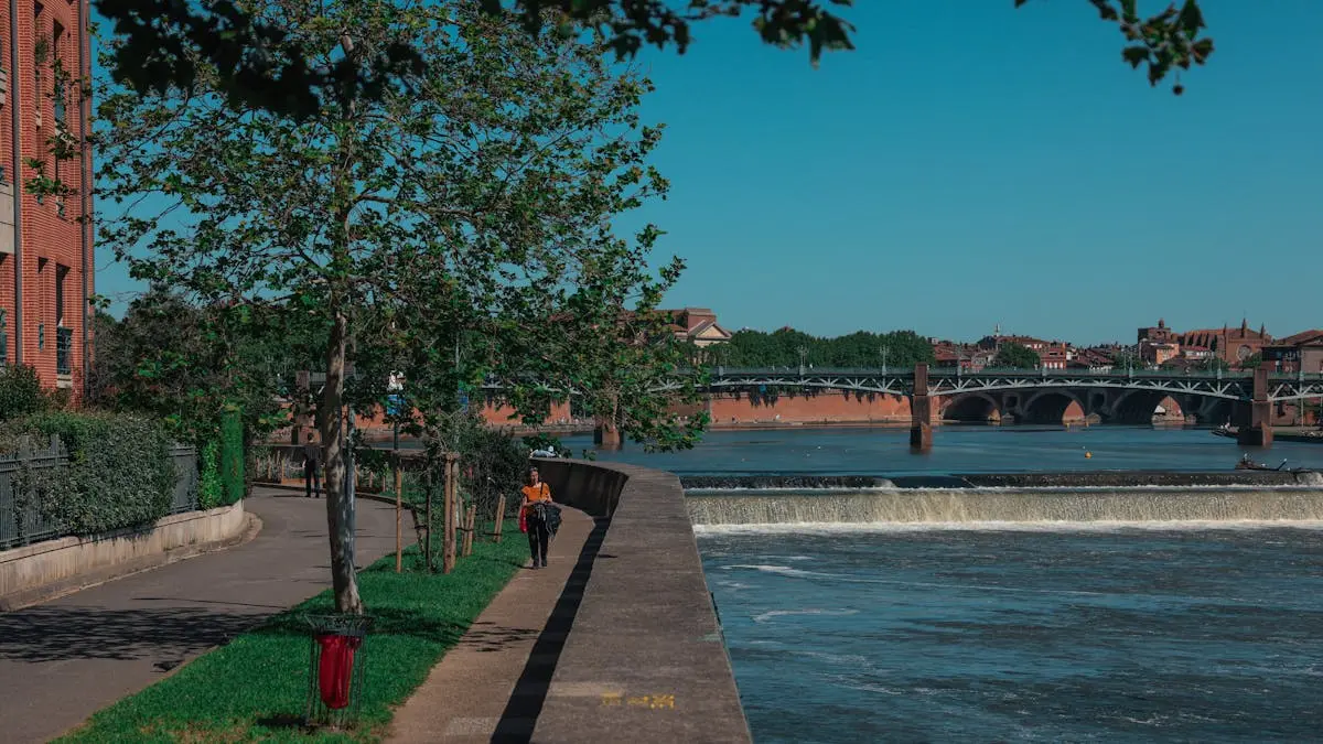 Pont et rivière à Toulouse sous un ciel ensoleillé