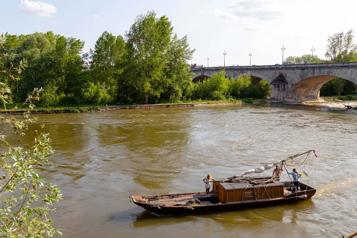 Bateau traditionnel sur la Loire sous un pont à Tours