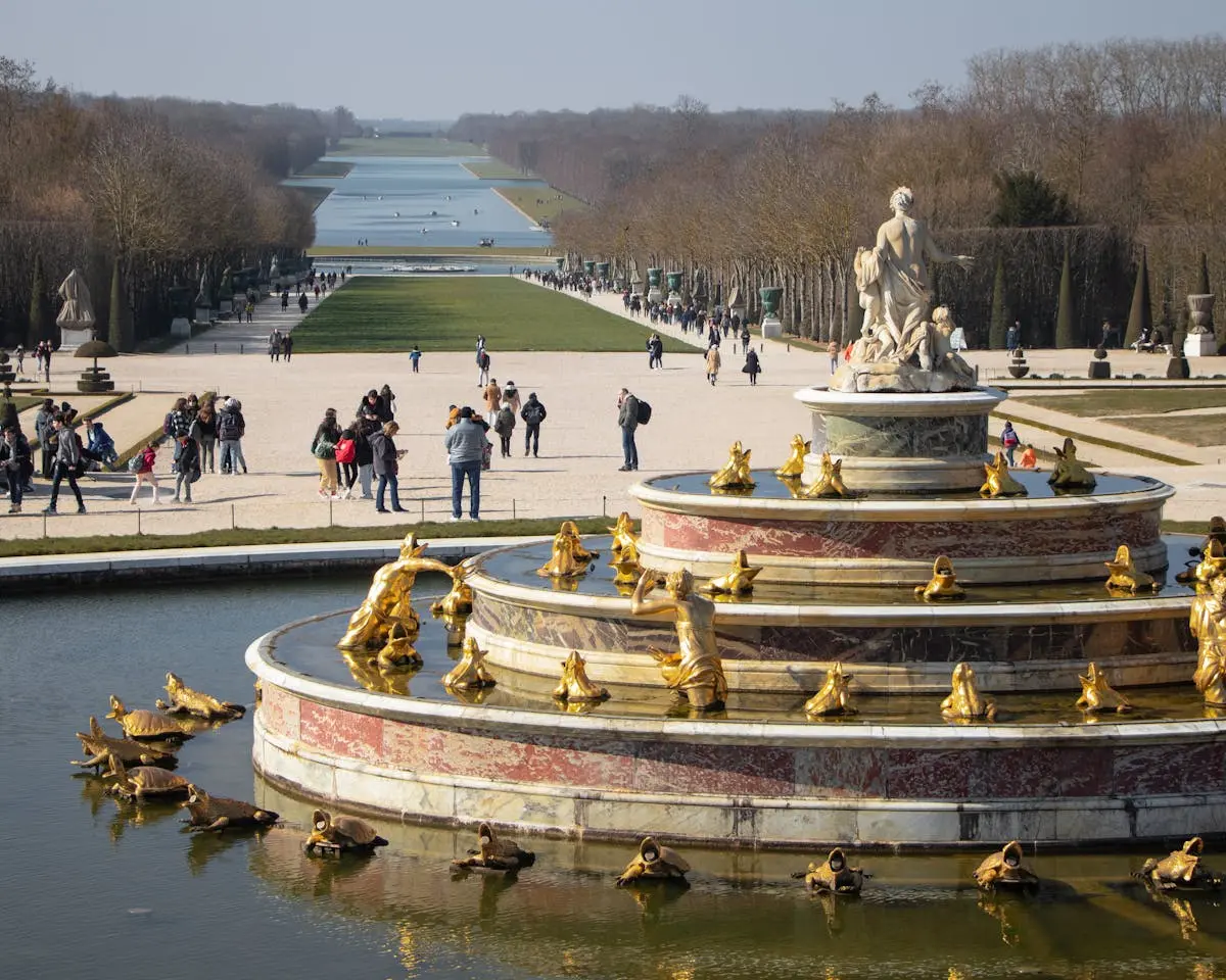 Fontaine dorée dans les jardins du Château de Versailles