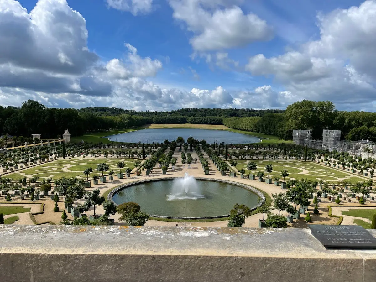 Grande perspective des jardins de Versailles avec fontaine