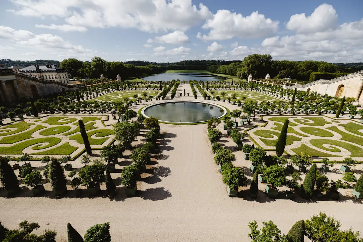 Vue aérienne des jardins géométriques du Château de Versailles