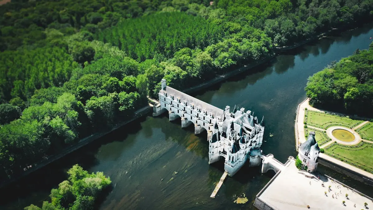 Vue aérienne du Château de Chenonceau entouré de verdure, vallée du Cher